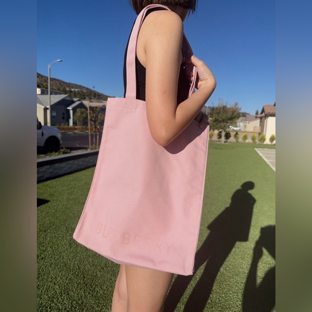 Burberry Beauty Shopper Bag in Soft Pink Canvas Tote Bag GWP NWT - Picture 2 of 9